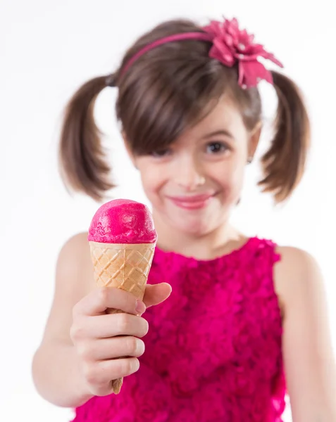 Lilla söta tjejen med glass över vita — Stockfoto
