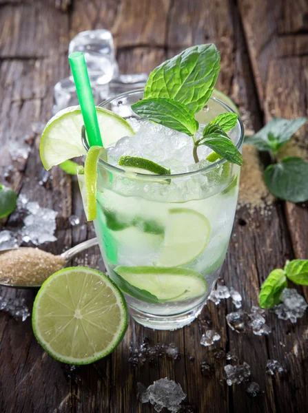 Pić świeży mojito — Zdjęcie stockowe