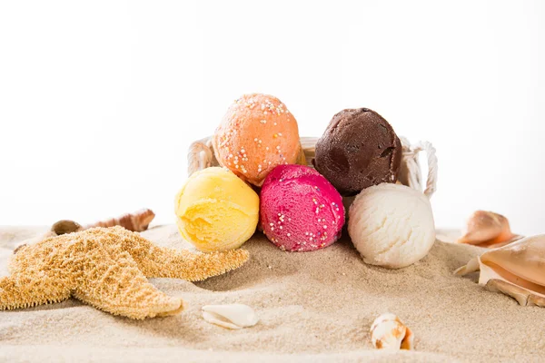 Ice cream scoops on sandy beach. — Stock Photo, Image