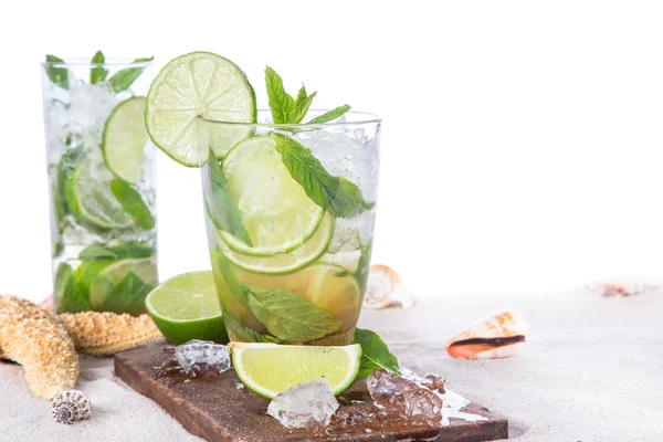 Pić świeży mojito — Zdjęcie stockowe