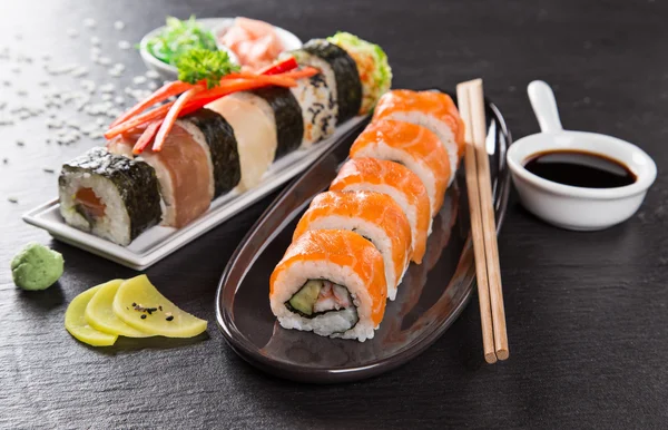 Conjunto japonês de sushi de frutos do mar — Fotografia de Stock