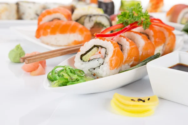 Ensemble japonais de sushis aux fruits de mer — Photo