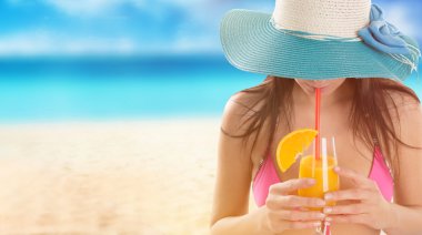 Genç seksi esmer pembe mayo