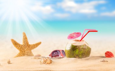 Yaz Hindistan cevizi içmek sahilde