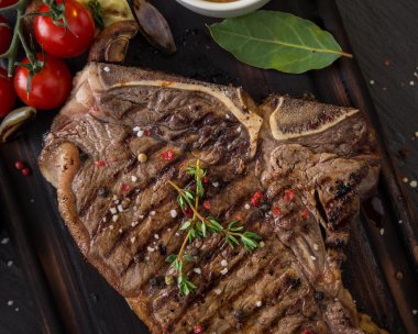 Dana t-bone biftek siyah taş masada