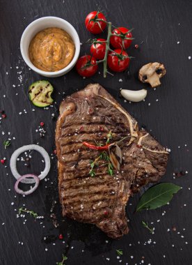 Dana t-bone biftek siyah taş masada
