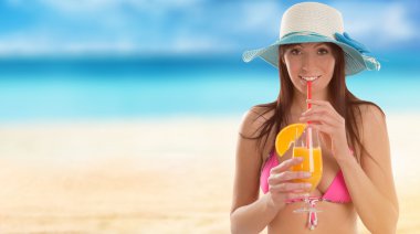 Genç seksi esmer pembe mayo