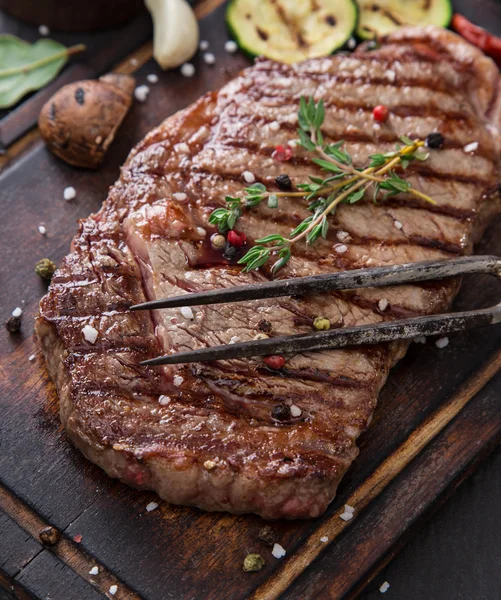 Hovězí Rumpsteak na černý kamenný stůl — Stock fotografie