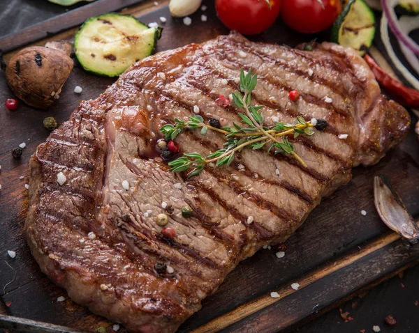 Rindfleisch Rumpsteak auf schwarzem Stein Tisch — Stockfoto