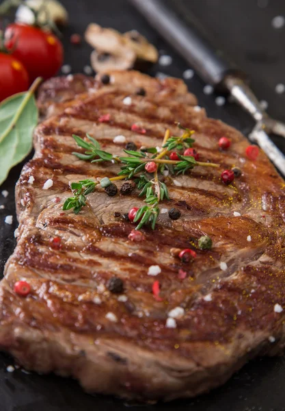 Rindfleisch Rumpsteak auf schwarzem Stein Tisch — Stockfoto