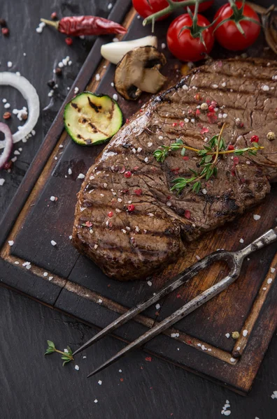 Sığır eti biftek siyah taş masada — Stok fotoğraf