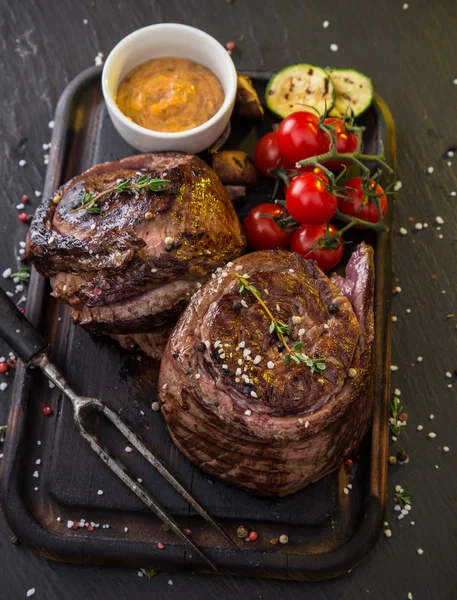 Bife de carne na mesa de pedra preta — Fotografia de Stock