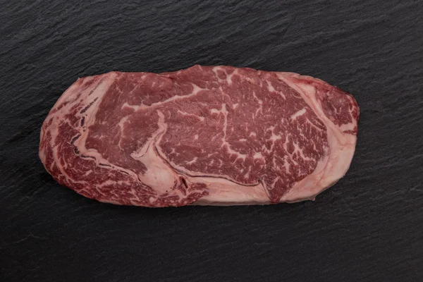 Syrové hovězí steak onblack tabulka — Stock fotografie