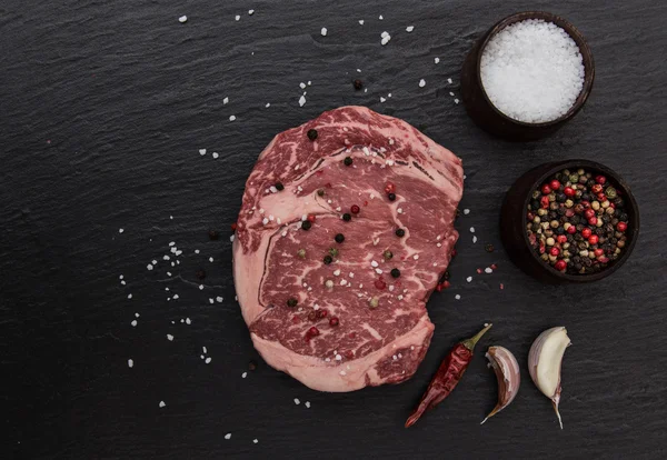 Filete de ternera crudo sobre mesa negra —  Fotos de Stock