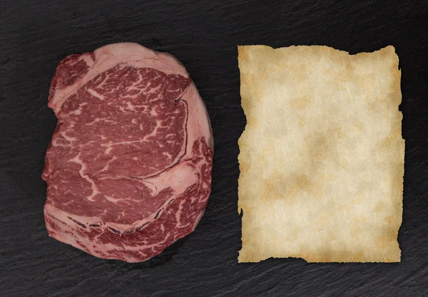 Ruwe rundvlees biefstuk onblack tabel — Stockfoto