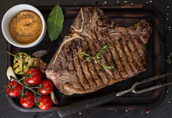 Marha t-bone steak a fekete kő asztal — Stock Fotó