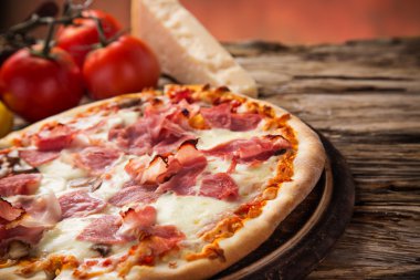 lezzetli İtalyan pizza tahta masada görev yaptı.