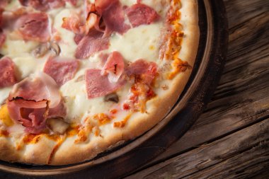 lezzetli İtalyan pizza tahta masada görev yaptı.