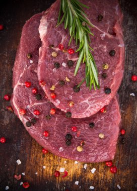 Ahşap masada çiğ biftek.