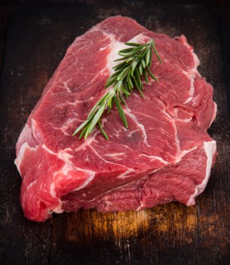 Ahşap masada çiğ biftek.