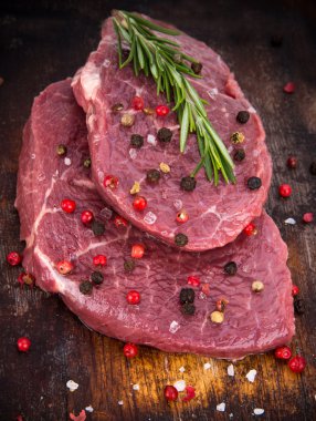 Ahşap masada çiğ biftek.