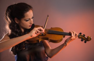 Kemanı olan genç bir kadın