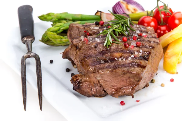 Beef Steak auf weißem Hintergrund — Stockfoto