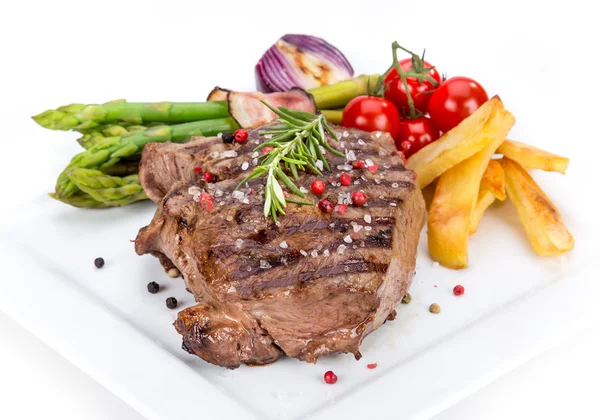 Beef Steak auf weißem Hintergrund — Stockfoto