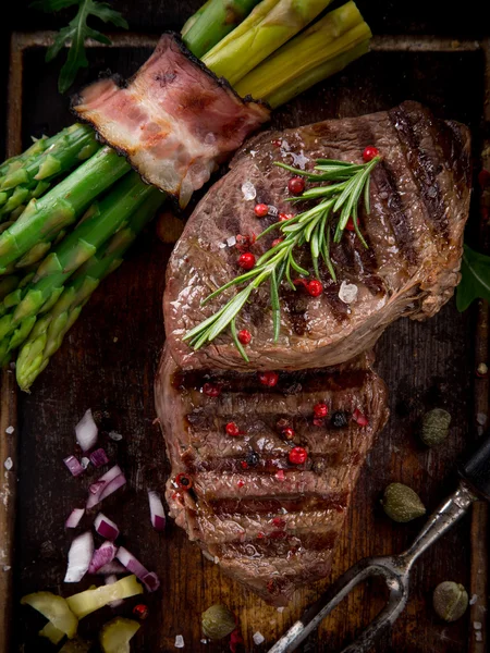 Bife de carne na mesa de pedra preta — Fotografia de Stock