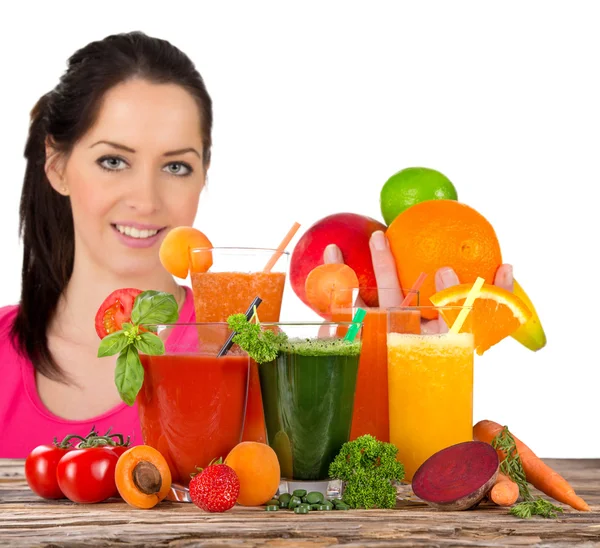 Jovem mulher feliz com suco de frutas frescas . — Fotografia de Stock