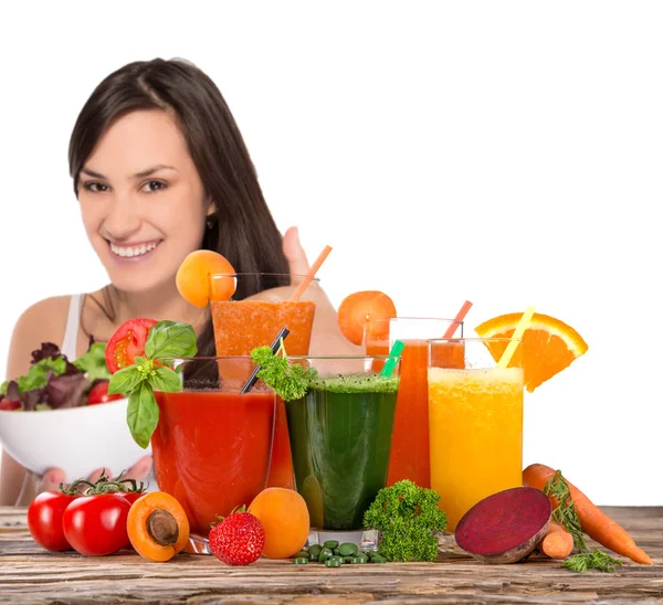 Joven mujer feliz con jugo de fruta fresca . — Foto de Stock