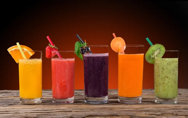 Färsk juice blandning frukt — Stockfoto