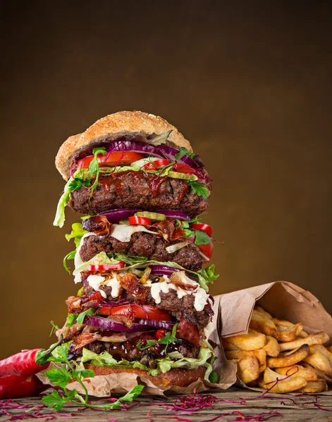 Delicioso hambúrguer grande em madeira — Fotografia de Stock