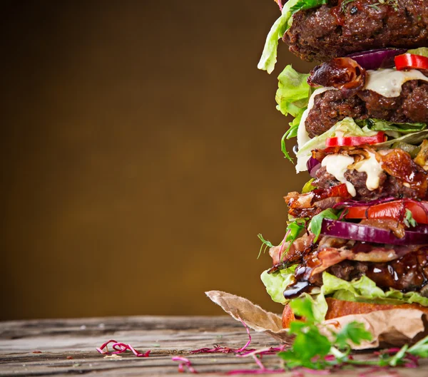 Délicieux grand hamburger sur bois — Photo