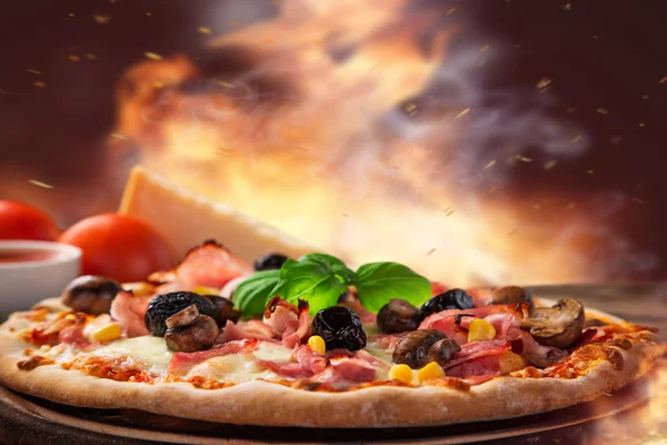 Läcker italiensk pizza serveras på träbord — Stockfoto