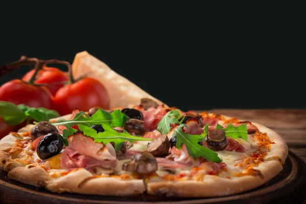 木製のテーブルで提供していますおいしいイタリアン ピザ — ストック写真
