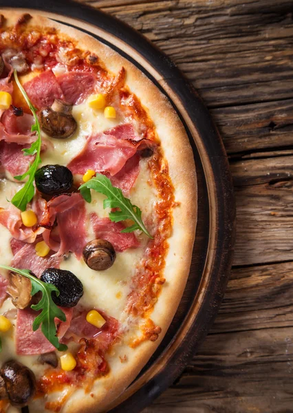 Delicious italian pizza served on wooden table — Stock Photo, Image