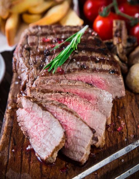 Bife de carne em mesa de madeira — Fotografia de Stock