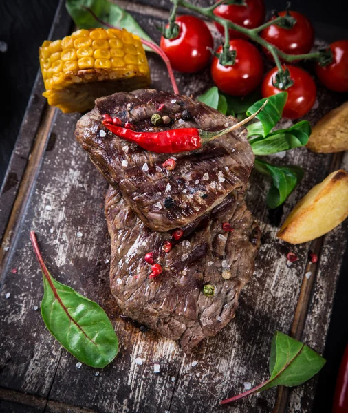 Bife de carne em mesa de madeira — Fotografia de Stock