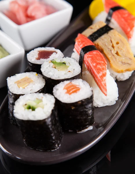 Conjunto japonês de sushi de frutos do mar — Fotografia de Stock