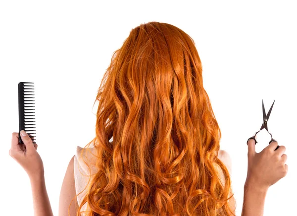 Vágás fiatal gyönyörű vörös hajú nő — Stock Fotó