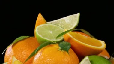 Siyah zemin üzerinde taze meyveler.