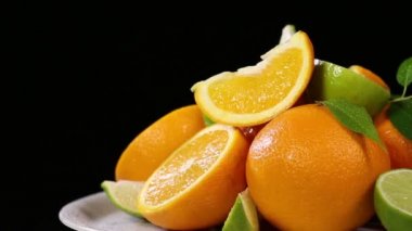 Siyah zemin üzerinde taze meyveler.