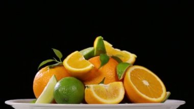 Siyah zemin üzerinde taze meyveler.