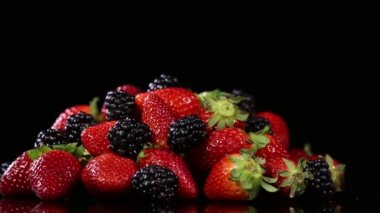 Siyah arka plan üzerine taze çilek.