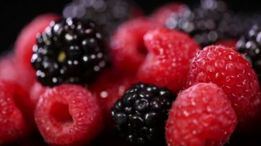 Siyah arka plan üzerine taze çilek.