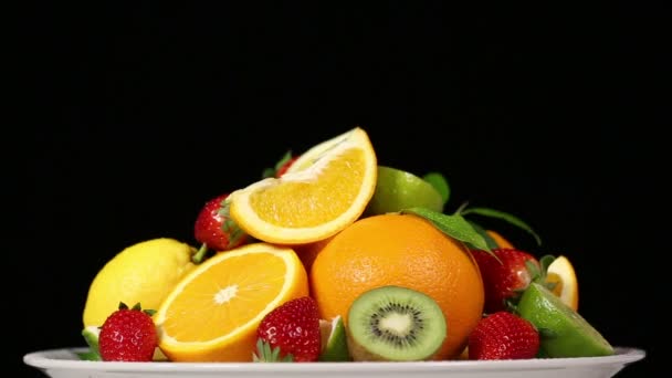 Frutas frescas sobre fondo negro. — Vídeos de Stock