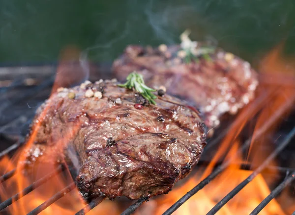 Steak de boeuf sur le gril du jardin — Photo