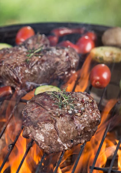 Steak de boeuf sur le gril du jardin — Photo