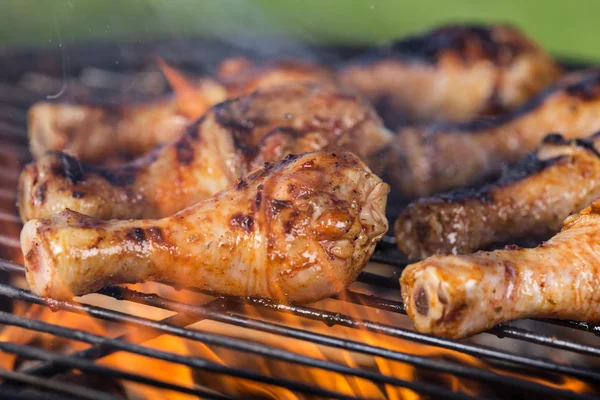 Delicious chicken legs on garden grill — Stock Photo, Image